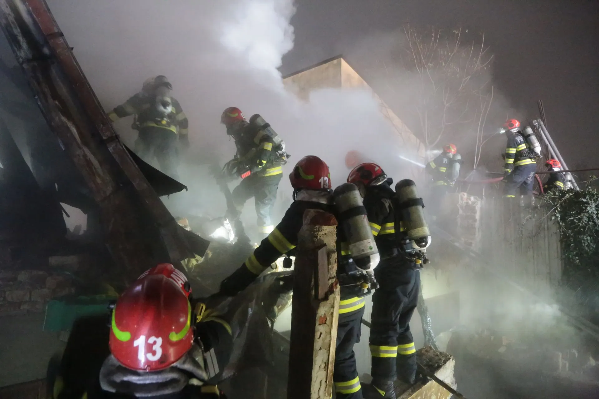 Chitila: incendiu de vegetație pe 4.000 mp, patru autospeciale, fără victime